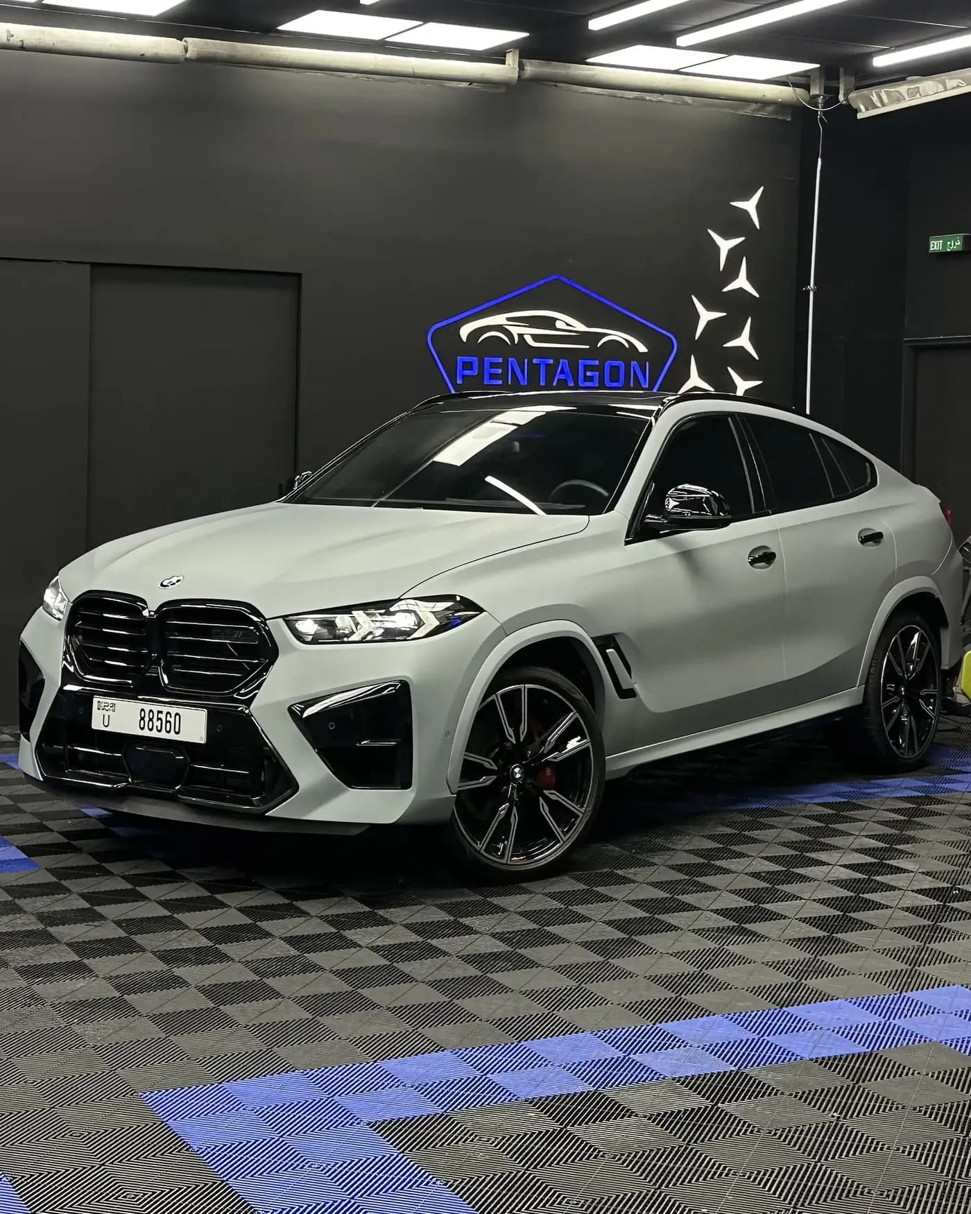 BMW X6M: Battleship grey paint protection film.