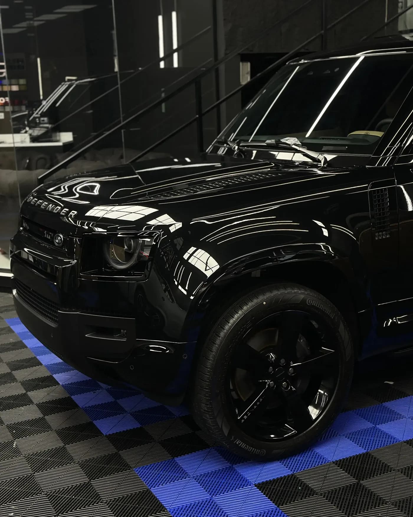 Land Rover Defender: Clear paint protection film.
