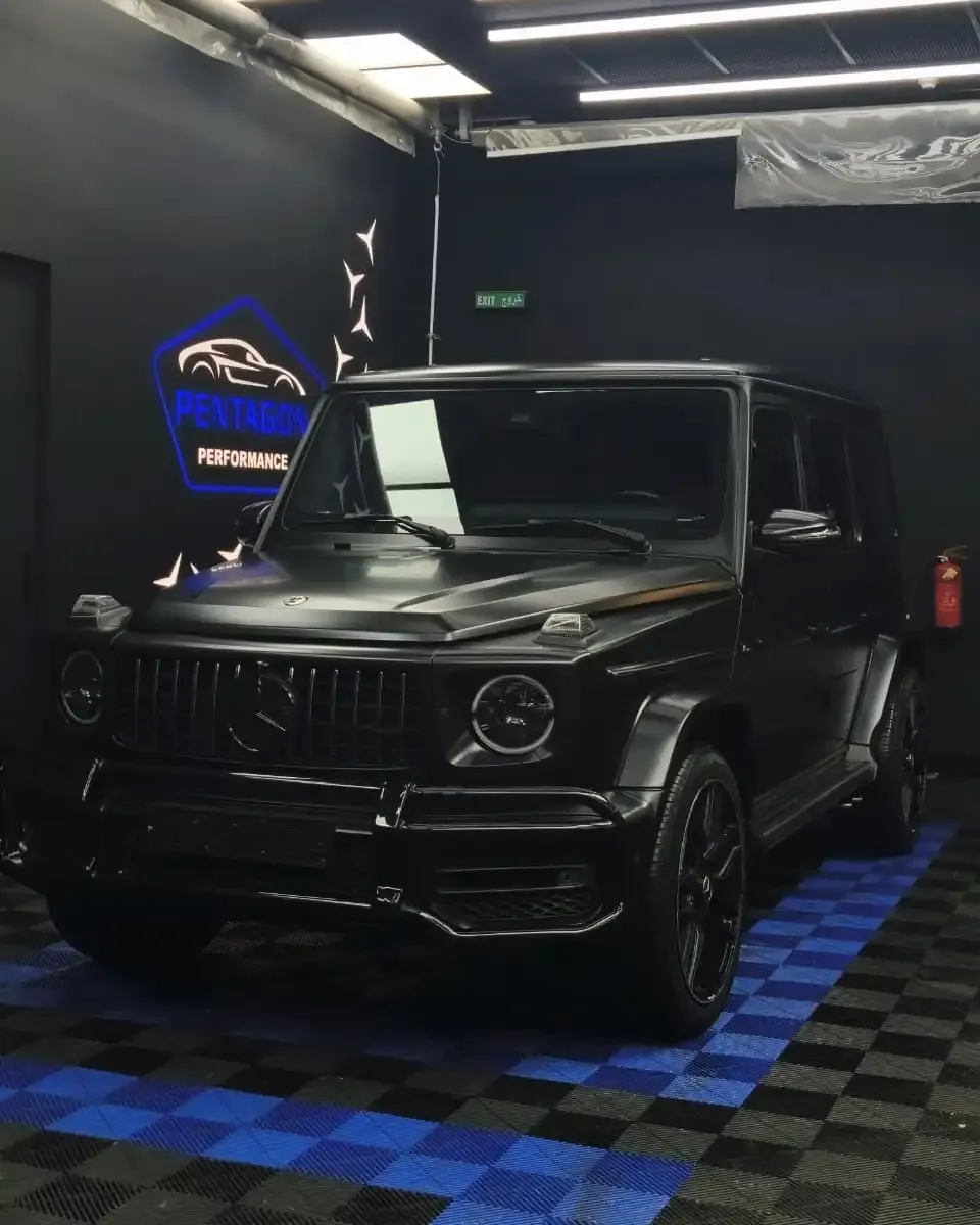 Mercedes G63 AMG: Black matte wrap.