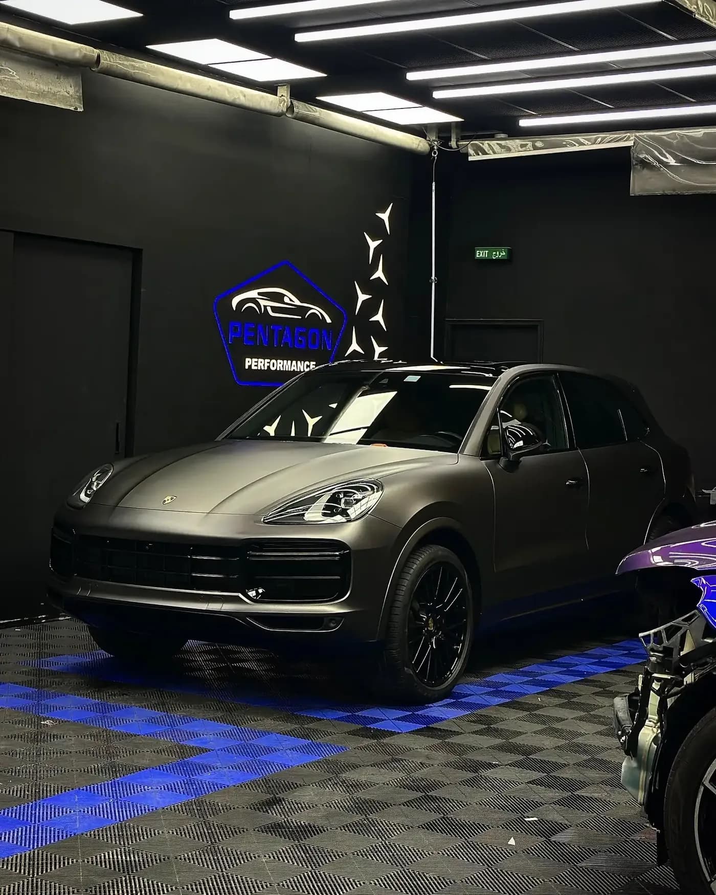 Porsche Cayenne Turbo: Bodykit and charcoal paint protection film.