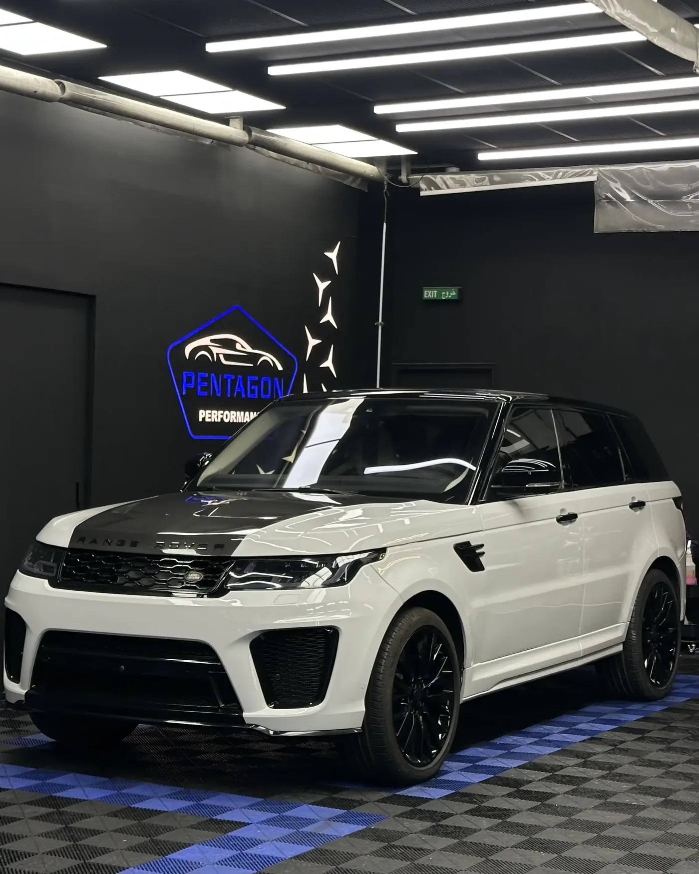 Range Rover SVR: SVR bodykit and Nardo grey paint protection film.